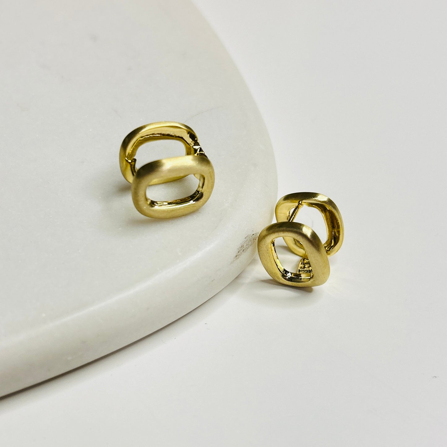 Oval Link Gold-Tone Stud Earrings – Modern Elegance