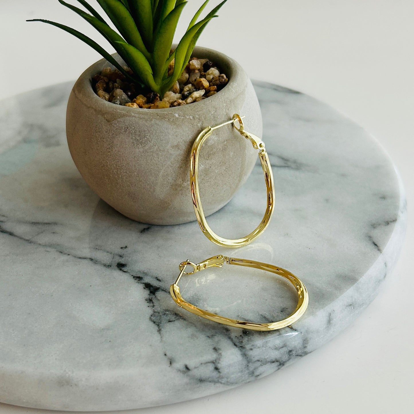 Elegant Gold-Plated Oval Hoop Earrings for Timeless Style and Everyday Elegance