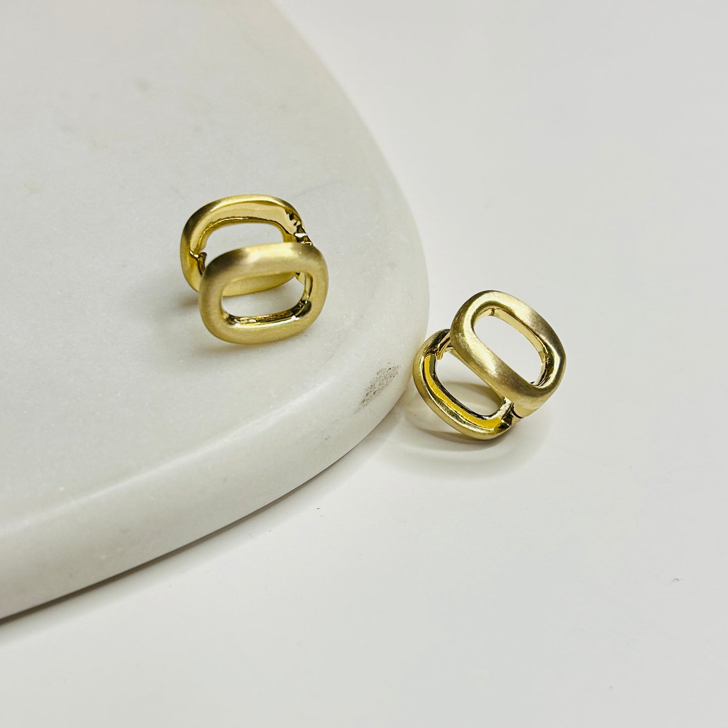 Oval Link Gold-Tone Stud Earrings – Modern Elegance