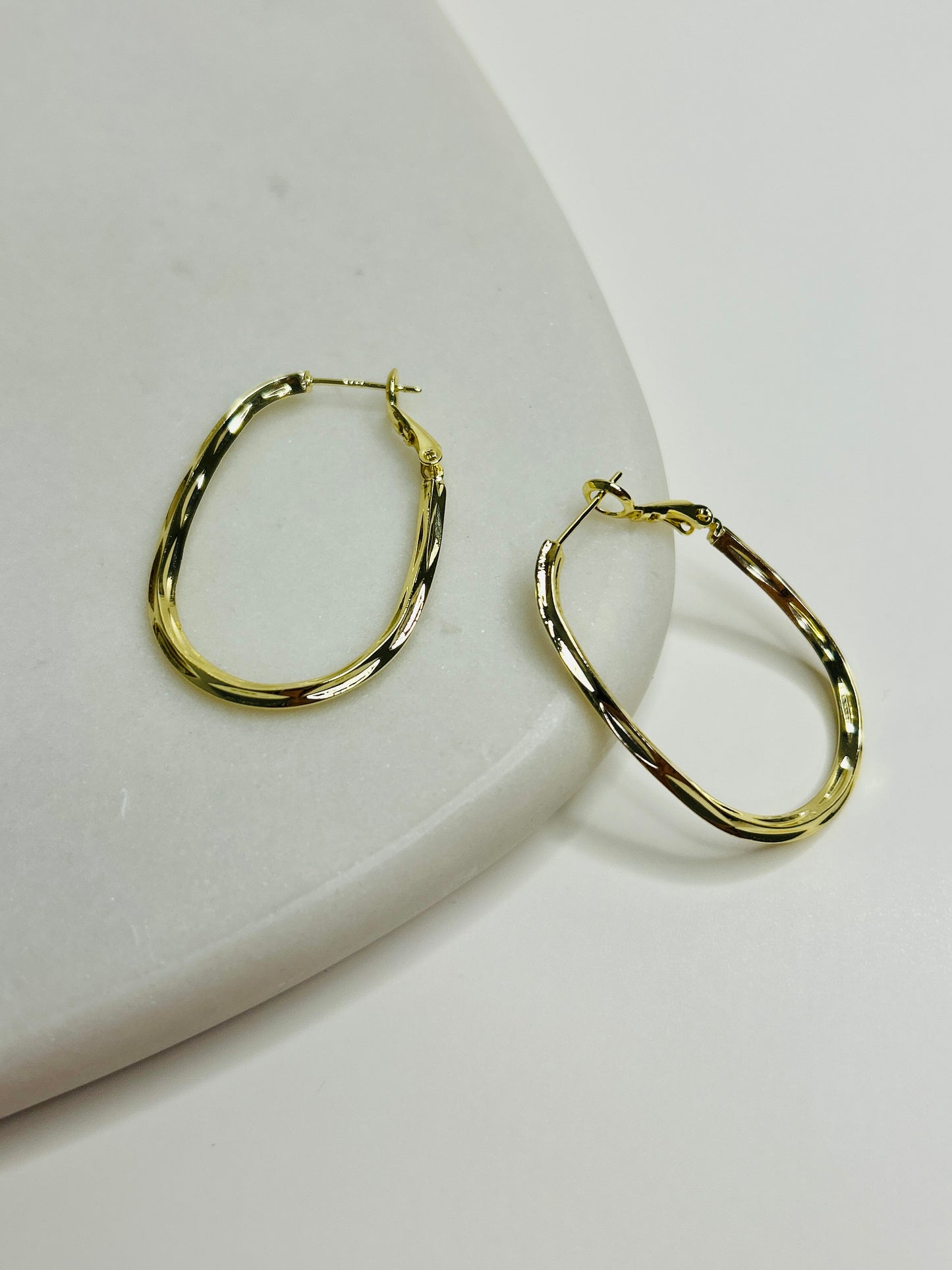 Elegant Gold-Plated Oval Hoop Earrings for Timeless Style and Everyday Elegance