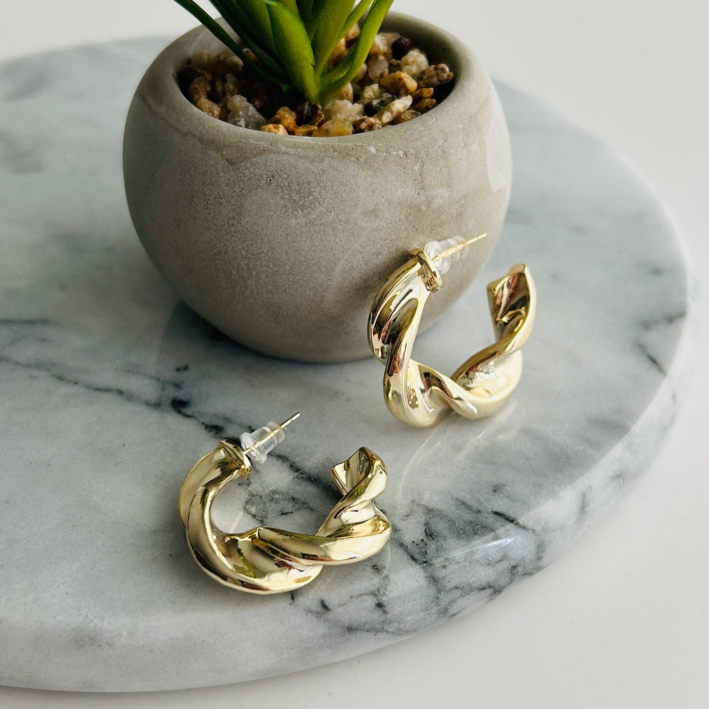 Gold-Tone Twisted Hoop Earrings – Modern and Elegant Statement Jewelry